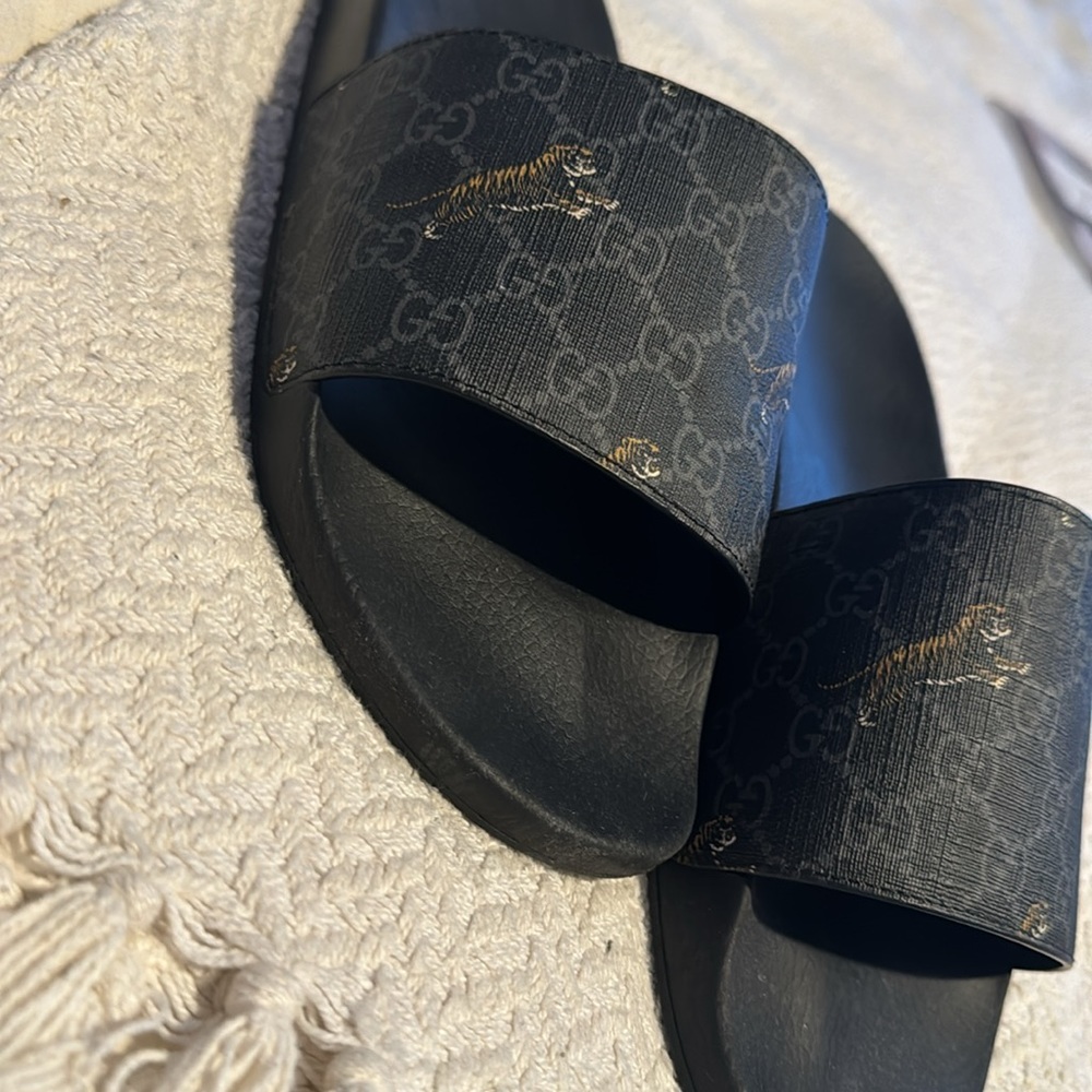 GUCCI GG SUPREME TIGERS SLIDE SANDAL
